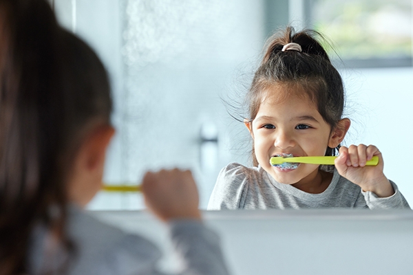 Anak Sulit Gosok Gigi? Ini Tipsnya