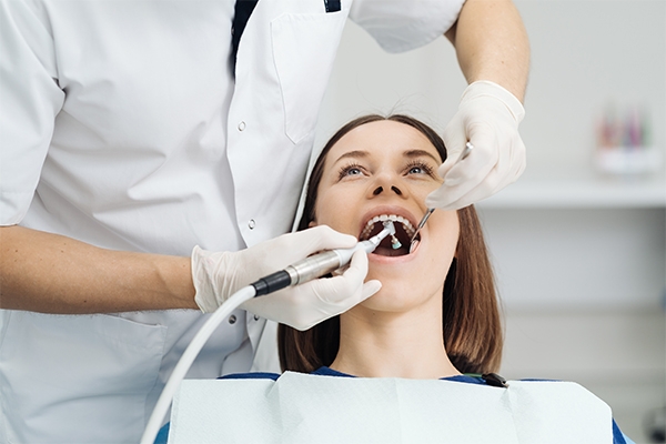 Lakukan scaling gigi minimal enam bulan sekali.