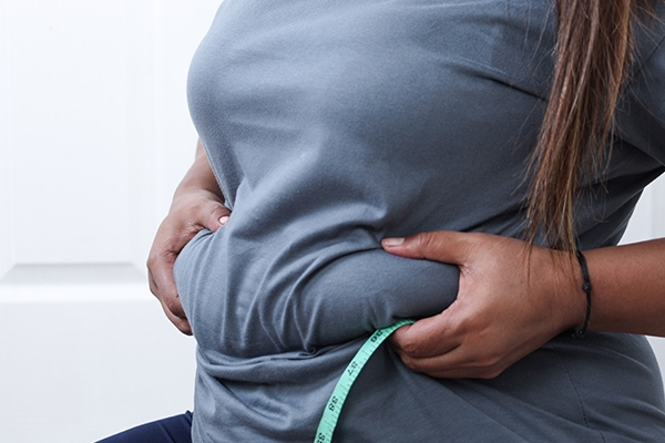 Kebiasaan makan larut malam bisa memicu kelebihan berat badan.