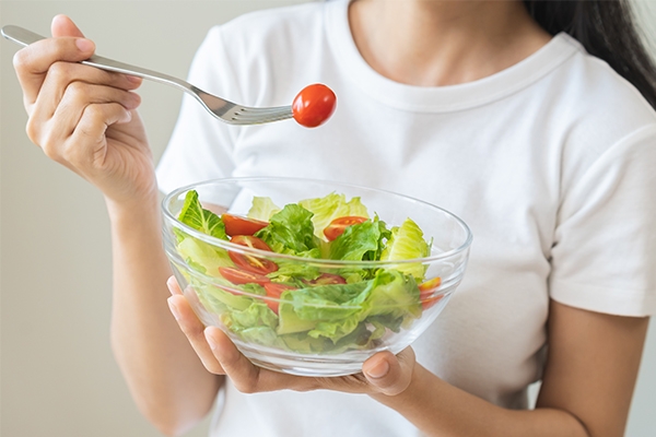 Pilih makanan yang mengandung serat tinggi supaya tidak berlebihan saat makan malam.