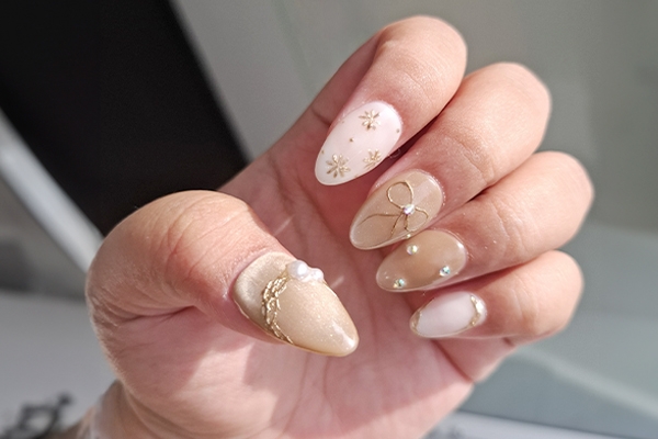 Hindari nail art berlebihan yang bisa merusak kutikula.