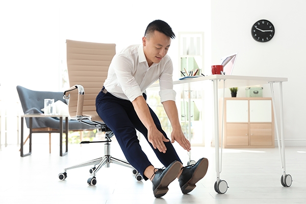 Melakukan peregangan dapat meredakan ketegangan otot dan melancarkan peredaran darah.