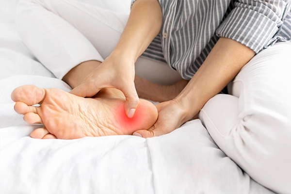 Plantar fasciitis ditandai dengan nyeri di tumit.