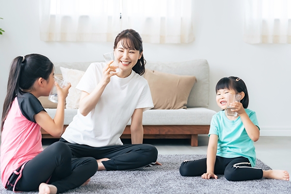 Biasakan anak mengonsumsi air putih.