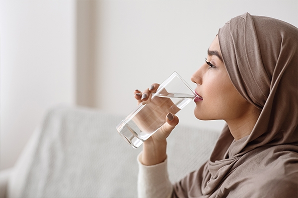 Kebutuhan air minum tiap orang berbeda. Namun, minumlah minimal 2 liter atau 8 gelas air putih sehari.