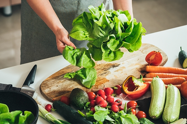 Pastikan 75% isi piring Anda adalah sayuran dan buah-buahan.