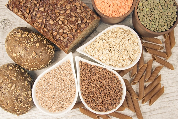 Untuk menghindari camilan tak sehat, pilih karbohidrat kompleks karena membuat perut awet kenyang.