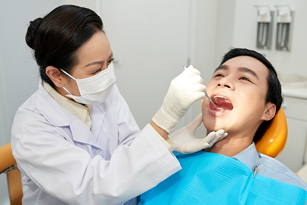 Rutin mengunjungi dokter gigi dapat membantu mendeteksi masalah kesehatan sejak dini.