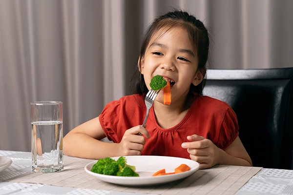 Mengonsumsi makanan sehat dapat membantu mencegah penyakit ginjal.
