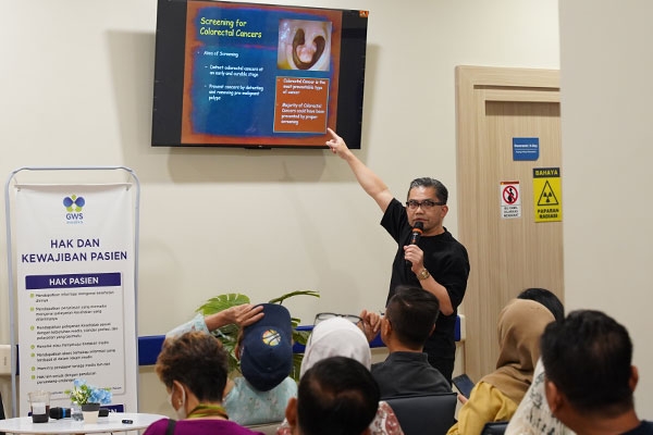 "Setiap orang berusia di atas 40 tahun termasuk kelompok berisiko terkena kanker kolorektal," ungkap dr. Melvin Look.