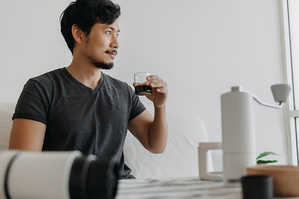 Regularly drinking coffee can reduce the risk of coronary heart disease.