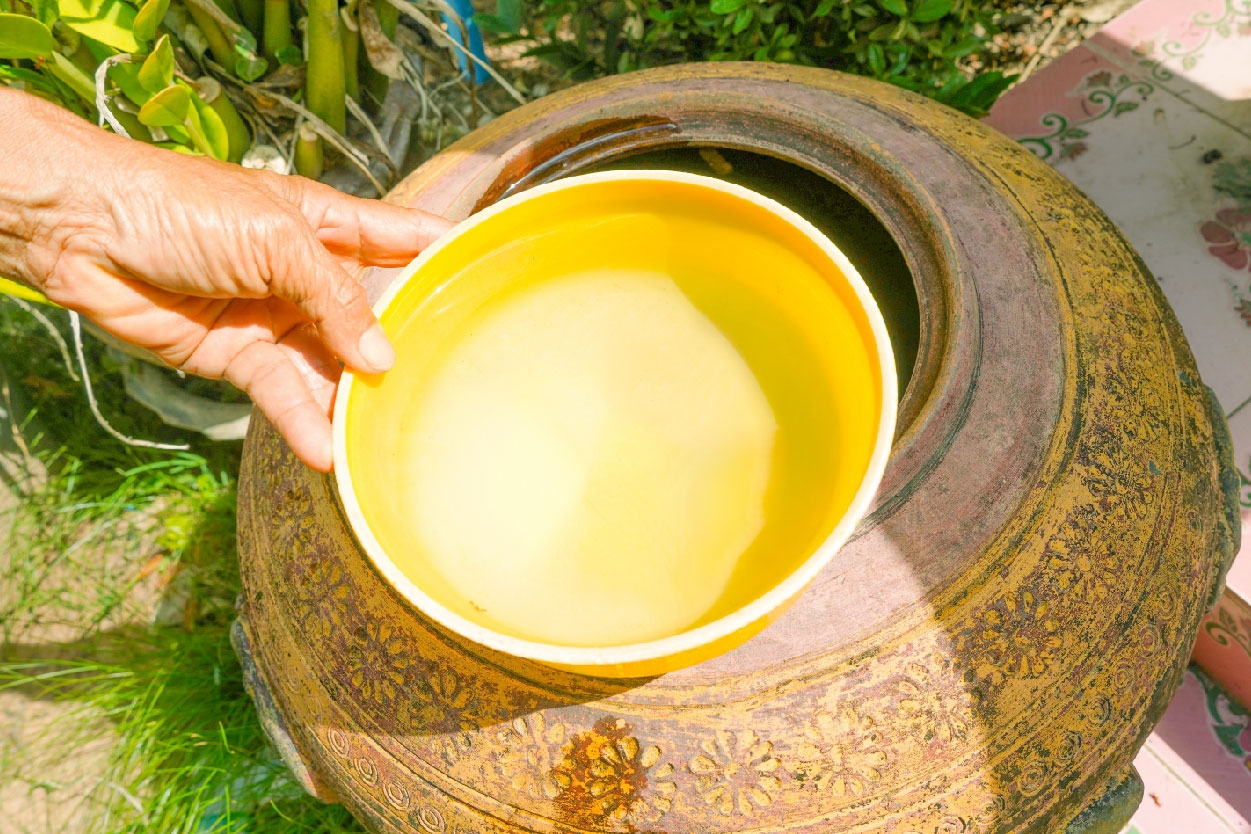 Penampungan air yang terbuka dapat menjadi sarang nyamuk.