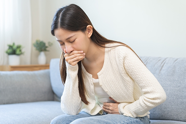 Rasa mual yang tak kunjung sembuh dapat menjadi indikasi penyakit hepatitis.