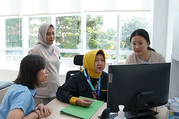 Tim Klinik GWS Medika Green Pramuka bersama dr. Fazilet Soeprapto, M.P.H.