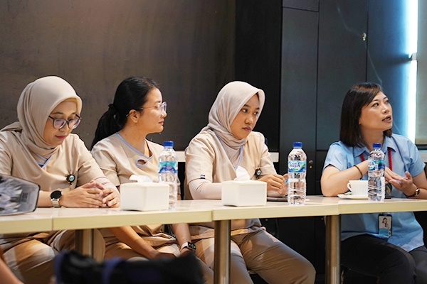 Tim klinik berdiskusi dengan tim surveyor.